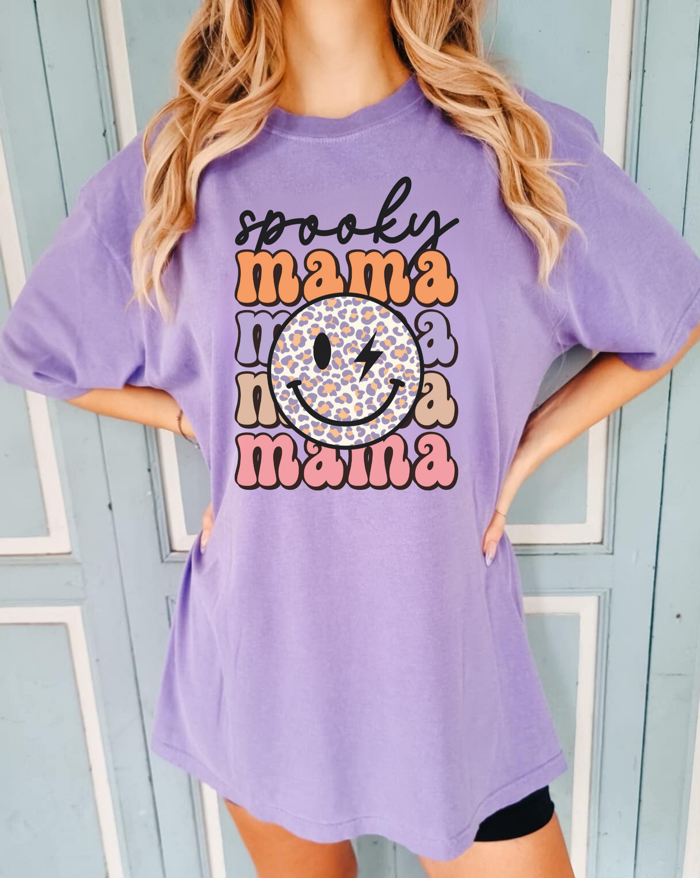 Trendy oversized preppy "Spooky Mama" Halloween shirt - Embrace fall vibes with this unique Halloween design for moms. Cozy and stylish Comfort Colors shirt with a retro touch. Perfect for a trendy Halloween look!