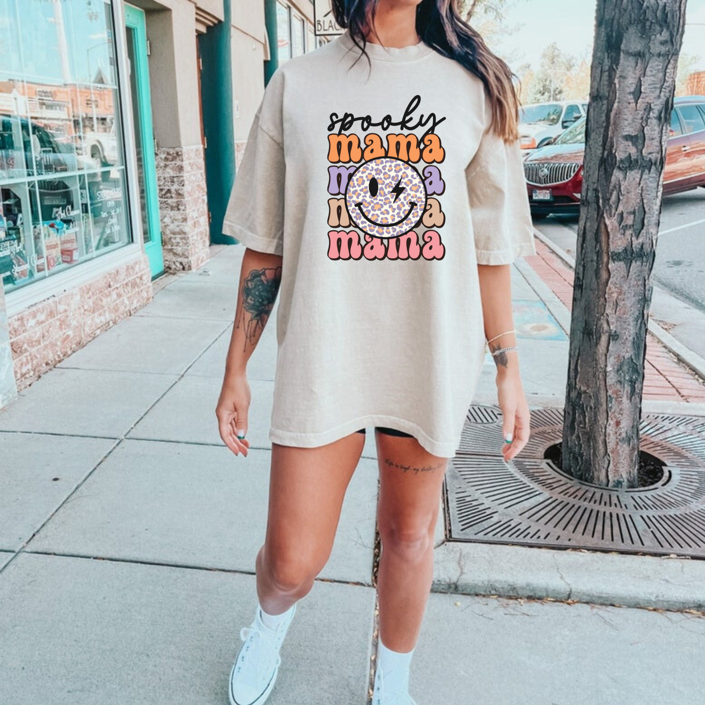 Trendy oversized preppy "Spooky Mama" Halloween shirt - Embrace fall vibes with this unique Halloween design for moms. Cozy and stylish Comfort Colors shirt with a retro touch. Perfect for a trendy Halloween look!